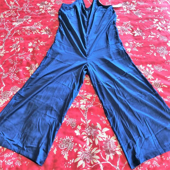 Luxurious *NWT* Navy Satin Jumpsuit XS - Picture 9 of 16